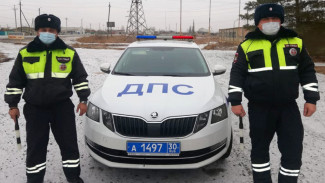 Астраханские полицейские помогли пассажирам автобуса, сломавшегося на морозе