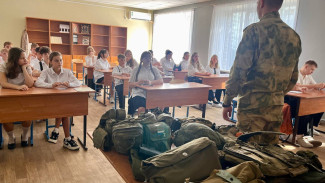 В Астрахани бойцы СВО провели урок мужества для школьников