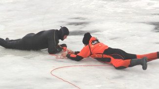 В Астрахани спасатели провели для школьников урок безопасного поведения на льду