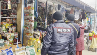 Правоохранители провели рейд по мигрантам на рынке в Астрахани