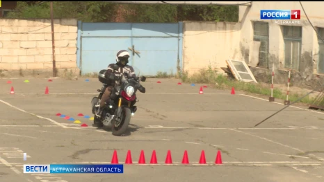 Астраханские мотоциклисты и сотрудники ГИБДД провели для студентов показательный мастер-класс