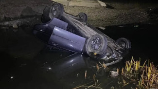 В Астраханской области автомобиль вылетел с моста