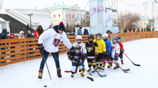Именитый хоккеист Алексей Яшин провёл мастер-класс для детей на катке в Астрахани