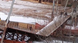В Астрахани причиной обрушения пешеходного моста стали подвижки льда