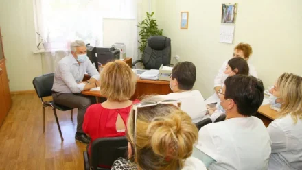 Леонид Огуль встретился с медиками и пациентами больниц Наримановского района