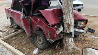 В Астрахани пострадал 52-летний водитель после наезда на дерево