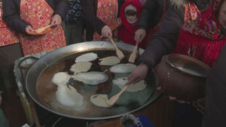 Прямо сейчас в стенах Астраханского Кремля проходит празднование Масленицы