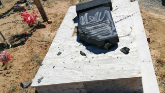  В Астраханской области вандал разгромил памятники на кладбище 