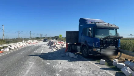 В Астраханской области упавшие с большегруза газоблоки перекрыли трассу