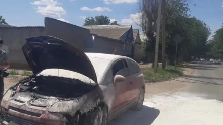 В Астрахани полицейские помогли ликвидировать возгорание в автомобиле