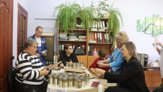 Сотрудники и воспитанники астраханского соццентра изготовили 500 окопных свечей для бойцов СВО 