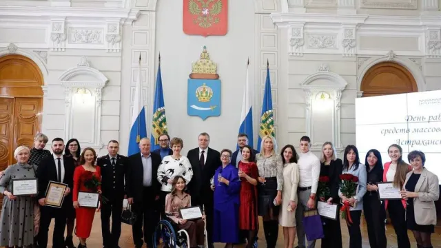 В День астраханских СМИ журналисты получили награды из рук губернатора