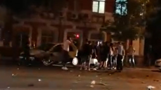 В Астрахани около торгового центра произошло ДТП с пострадавшими