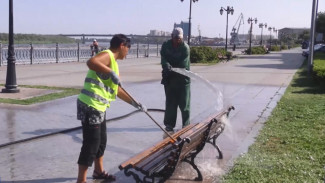 В Астрахани из-за жаркой погоды увлажняют парки и скверы