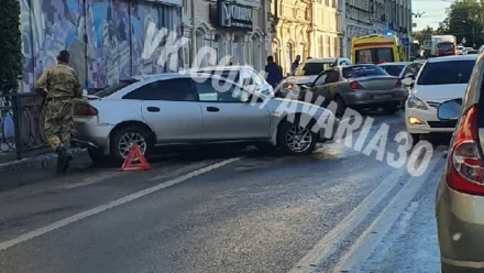 В Астрахани на Адмиралтейской произошло ДТП с участием 5 автомобилей