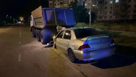 В Астрахани парень наехал на припаркованный КамАЗ