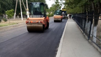 На улице Александрова в Астрахани начали укладку нового асфальта