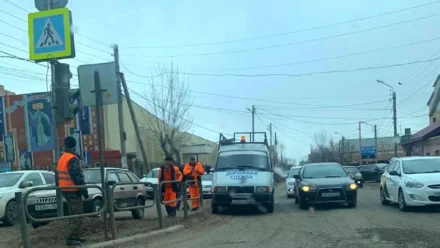 В Астрахани демонтировали дорожный знак на Бакинской