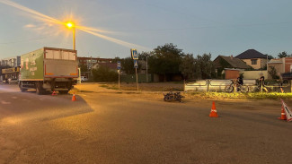 В Астрахани 15-летний водитель мопеда наехал на МАН