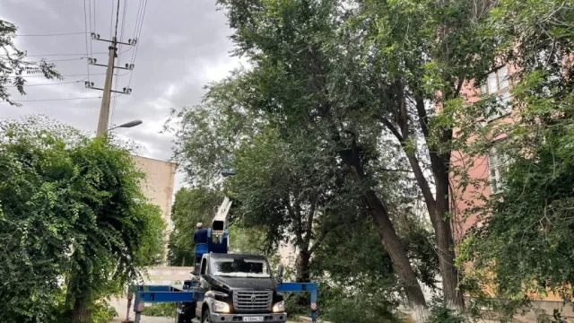 В Астрахани ликвидируют последствия шквалистого ветра