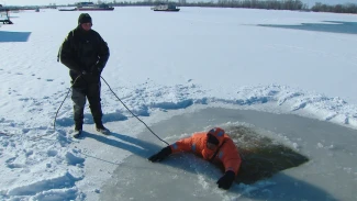 Водолазы астраханского ГУ МЧС дали мастер-класс по поведению на льду