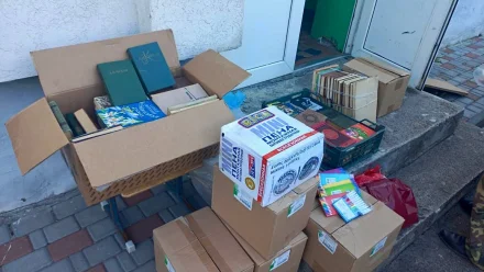 Астраханские росгвардейцы передали книги запорожской школе