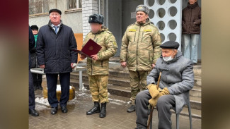 В Астрахани росгвардейцы провели торжественное построение у дома участника Сталинградской битвы