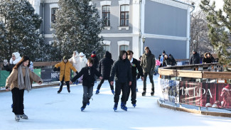 Новогодний ажиотаж на катке в Астраханском кремле