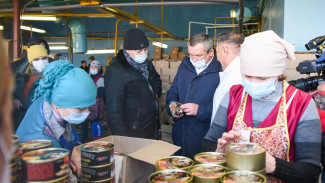 Игорь Мартынов посетил Кировский рыбзавод и осмотрел новую автомобильную дамбу