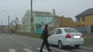 В Астрахани разыскали лихача, который чуть не сбил пешехода