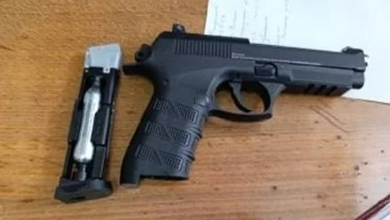 В Астрахани мужчина хотел пронести в суд пистолет