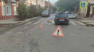 В центре Астрахани сбили подростка на электросамокате