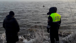 Астраханские полицейские спасли мужчину, который стоял в холодной реке
