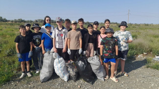 Астраханские школьники очищают прибрежные зоны от мусора