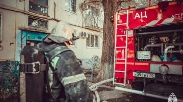 В Астрахани из горящего дома спасатели вызволили троих детей и женщину