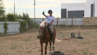 Где в Астрахани можно покататься на лошадях