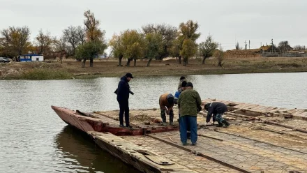 В астраханском селе приступили к сборке затопленной переправы