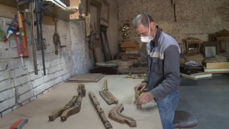 Астраханец занимается реставрацией старинной мебели