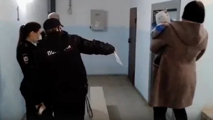 В Астрахани полицейские спасли семью c детьми, застрявшую в лифте