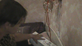 Астраханка показала, как убивала сына гантелей