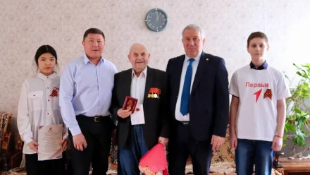 Главы районов Астраханской области вручают ветеранам и труженикам тыла юбилейные награды