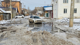 Коммунальщики не спешат устранять ледяной коллапс на улице Мечникова в Астрахани