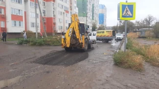 В Астрахани на улице Балашовской оперативно подсыпали дорогу из-за непогоды