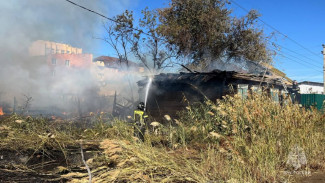В Советском районе Астрахани загорелись два жилых дома