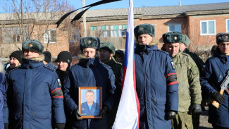 В городе Харабали простились с погибшим в спецоперации астраханским военным