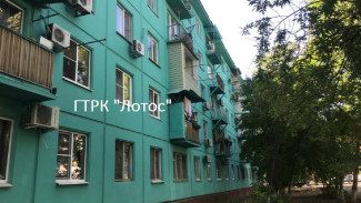 В Астрахани отремонтировали фасад многоэтажки с аварийными балконами