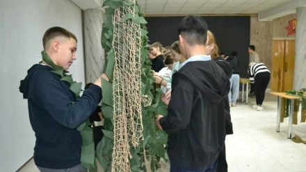 Школьники из Астраханской области учатся плести масксети для участников СВО