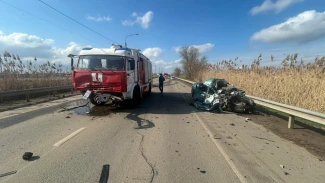 В Астрахани в лобовом ДТП со спецмашиной погибла женщина