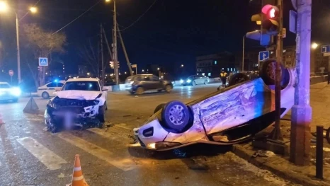 В Астрахани в ДТП пострадал водитель, проехавший на «красный»