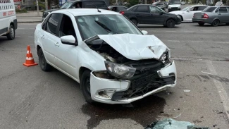 В Астрахани на оживленном перекрестке перевернулась иномарка